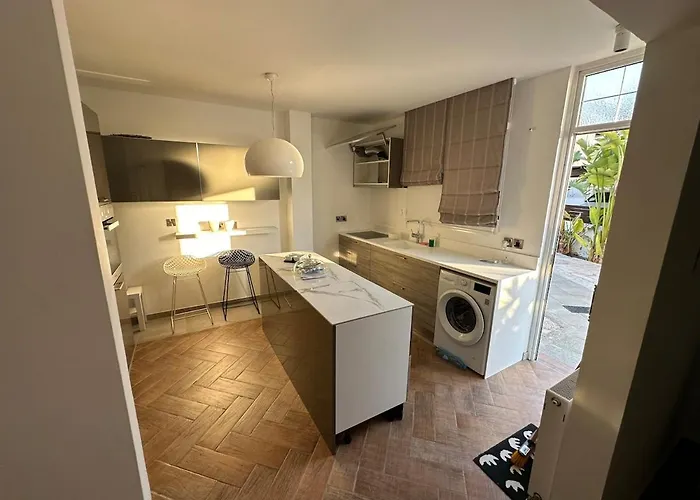 Case de vacanță Modern House In *